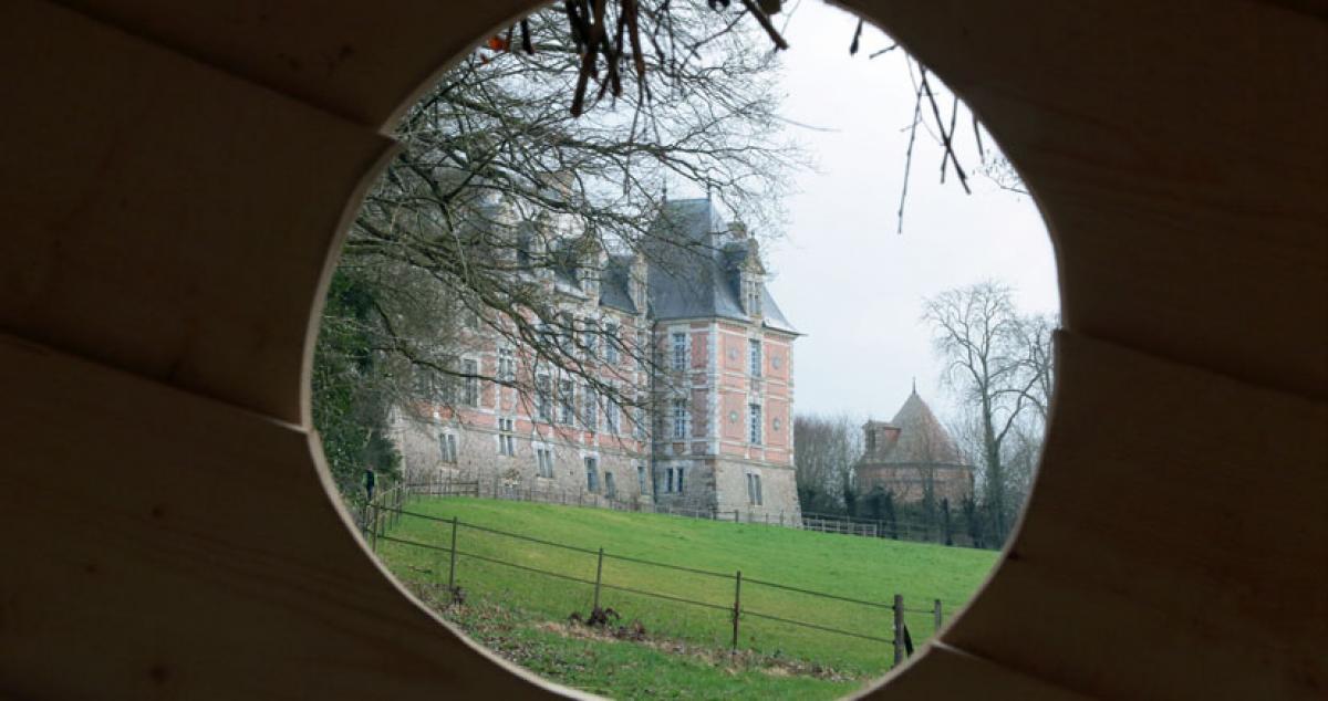 Paysage cadré depuis la capsule du parc du château de Chambray